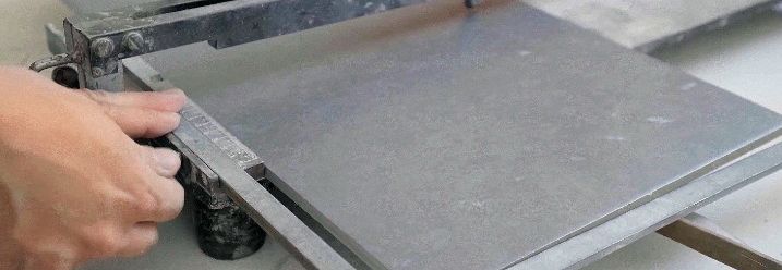 Eine graue Fliese in einem Fliesenschneidegerät.